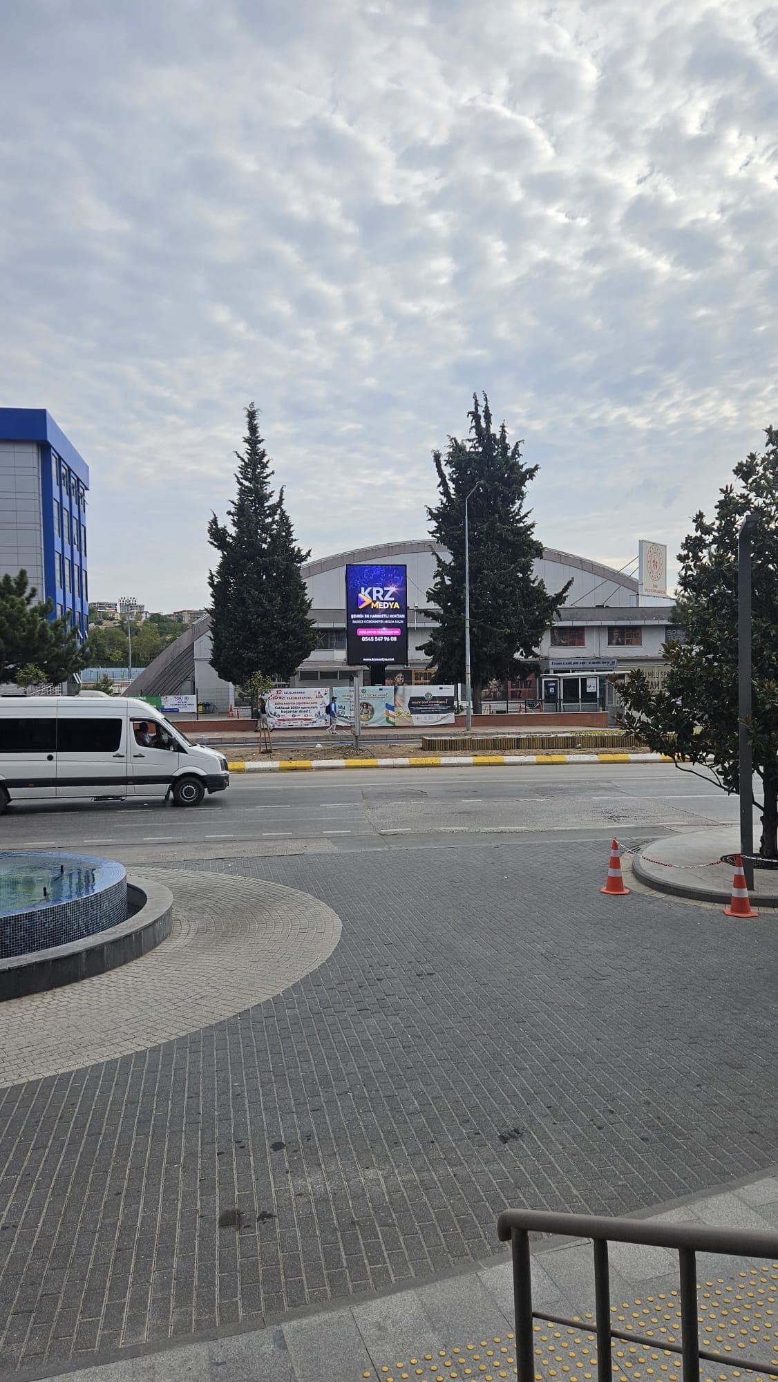 Meydanın karşısından görünen, KRZ Medya içeriği yayınlayan LED totemin geniş açı görünümü